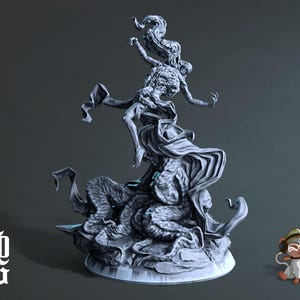 Op de afbeelding: Een gedetailleerd grijs 3D-geprint beeld van een wezen met een mensachtige figuur die uit zijn rug komt. Het wezen is geposeerd in een dynamische, reikende houding met zijn armen uitgestrekt. Het beeld staat op een ronde basis.