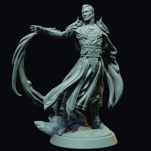 Peut inclure: Une figurine peinte en gris d'un sorcier portant une longue robe et tenant un bâton. Le sorcier a une longue barbe et une expression sérieuse sur son visage. La figurine est debout sur une base avec une texture rocheuse.