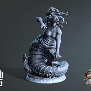 Puede incluir: Estatua gris de Medusa con serpientes como pelo y una expresión de enfado. La escultura tiene un cuerpo inferior serpentino y está montada sobre una base redonda. La imagen también incluye un logotipo y un pequeño personaje de dibujos animados.