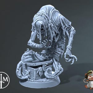 Könnte beinhalten: Eine graue bemalte Miniatur einer skelettartigen Figur mit einem zerfetzten Tuch über dem Kopf, die eine kleine Schatztruhe hält. Die Figur ist in sitzender Position mit ineinander verschränkten Händen dargestellt.