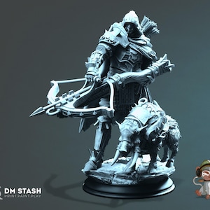 Könnte beinhalten: Monochrome Figur eines gepanzerten Kriegers mit Armbrust, begleitet von einem Eber. Die Figur steht auf einem runden Sockel. Der Text "DM STASH PRINT PAINT PLAY" ist unten links zu sehen.