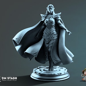 Könnte beinhalten: Eine graue, monochrome Miniaturfigur eines Elfencharakters in verzierter Rüstung mit wehendem Umhang. Die Figur steht auf einem runden Sockel mit einem Welleneffekt. Der Text DM STASH PRINT.PAINT.PLAY ist unten links im Bild zu sehen.