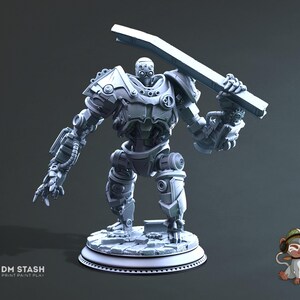 Op de afbeelding: Een grijs, gedetailleerd, 3D-geprint miniatuur van een robot die een groot, plat wapen vasthoudt. De robot heeft een rond hoofd met een vizier en staat op een ronde basis.