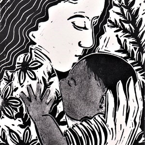 Pode incluir: Gravura em linóleo em preto e branco de uma mãe segurando uma criança. A mãe tem cabelo comprido e está olhando para baixo para a criança. A criança está olhando para cima para a mãe. A impressão é sobre um fundo de flores estilizadas.
