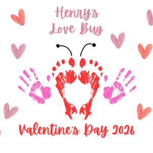 Op de afbeelding: Valentijnsdagkunstwerk met een hand- en voetafdrukontwerp dat op een liefdeskever lijkt. De afbeelding bevat de tekst "Henry's Love Bug" en "Valentine's Day 2026", omringd door roze en rode waterverfhartjes.