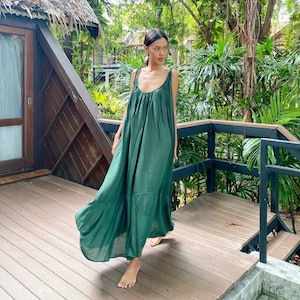 Vestido largo verde, vestido largo, vestido largo sin espalda, vestido oversize, vestido largo con tirantes anudados, vestido largo esmeralda, vestido de verano, vestido de playa