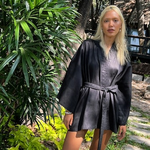 Schwarze Leinen Kimonojacke, schwarze Leinen kurze Robe, japanische Leinen kurze Kimono, Leinen Boho Robe, Leinen Coverup, Geschenk für Freund