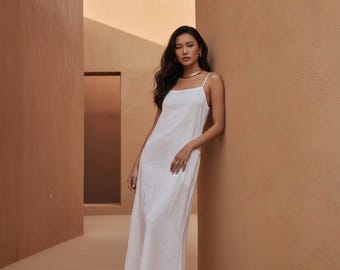 Weißes Leinen Slip Kleid – Verstellbares Maxi Strandkleid mit Taschen | Minimalistische Sommer-Resort-Kleidung | Boho Leinen Urlaubskleid