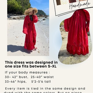 Op de afbeelding: Een rode tie-dye maxi-jurk met een V-hals en lange mouwen. De jurk is handgemaakt en ontworpen om te passen bij maten S-XL. De jurk wordt getoond op een model dat op een strand staat. De tekst "Handmade" is zichtbaar in de afbeelding. De tekst "This dress was designed in one size fits between S-XL" is ook zichtbaar in de afbeelding. De tekst "If your body measures: 30-42" bust, 25-40" waist 33-46" hips, 5'2-5'6 tall" is ook zichtbaar in de afbeelding. De tekst "Every item is tied in the same design and dyed with the same colours. But no piece will 100% exactly the same. Slight variances will occur. Your tie dye dress will be one of a kind!" is ook zichtbaar in de afbeelding. De tekst "COCO DE CHOM" is ook zichtbaar in de afbeelding.