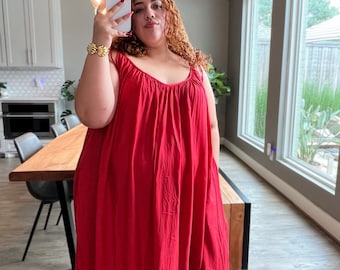 Abito lungo tinto a mano, abito lungo rosso taglie forti, abito lungo senza schienale, abito lungo con spalline da annodare, abito con schiena scoperta, abito da vacanza, abito estivo