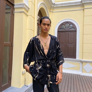 Tie Dye Kimonojacke, schwarze Kimonojacke, Unisex-Robe, kurzer Kimono, Boho-Robe, Resortkleidung, Coverup, Geschenk für ihn, Geschenk für Weihnachten