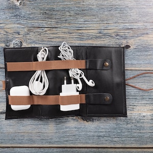 Organizador de cordón personalizado, soporte de cable de cuero de grano completo, estuche para pasaporte, rollo de cargador de viaje, regalo para hombres, regalo para el Día del Padre / NEGRO