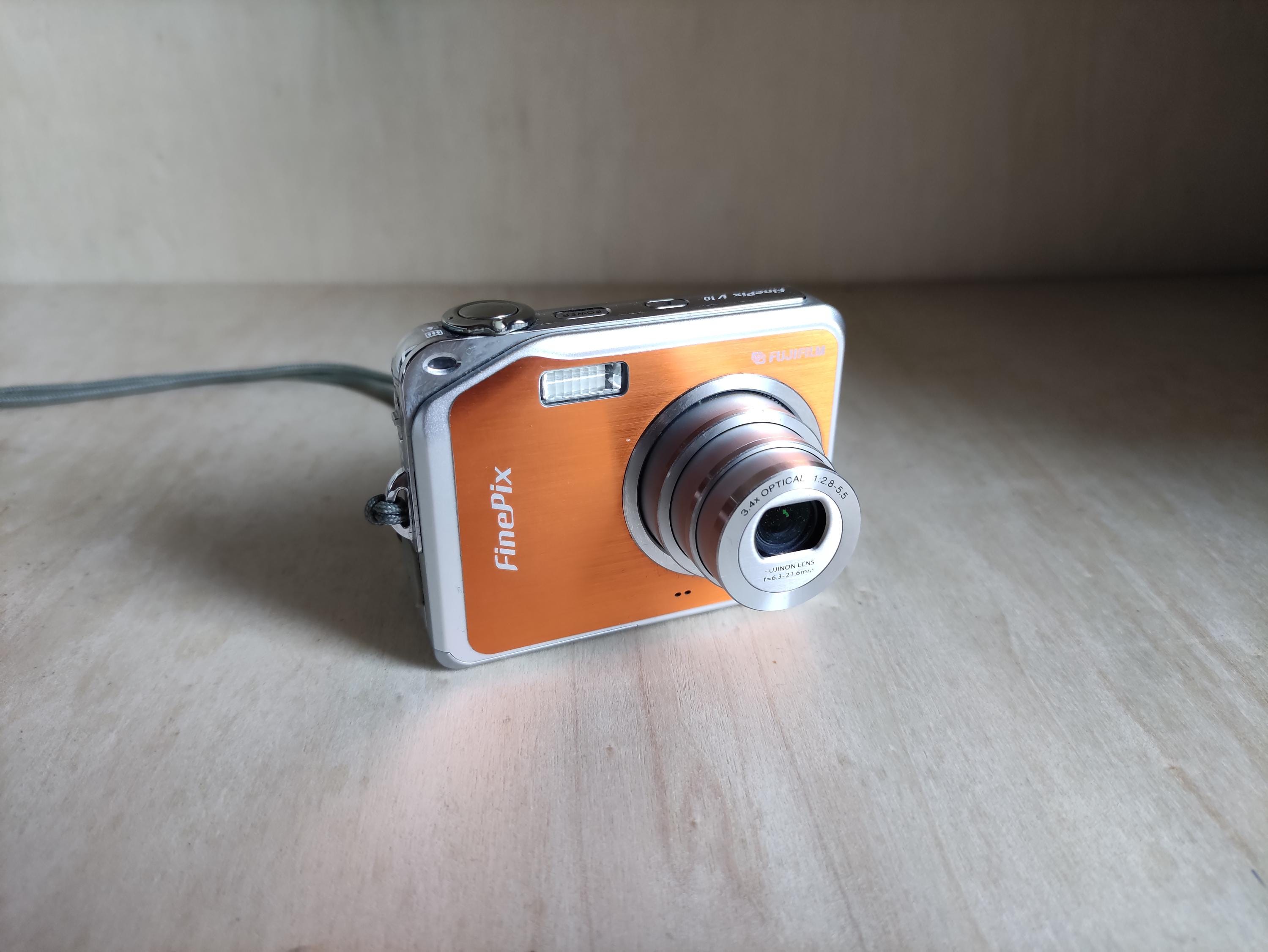 RARE Orange Fujifilm Finepix V10 -- 5.1MP -- Y2K Digicam Digital