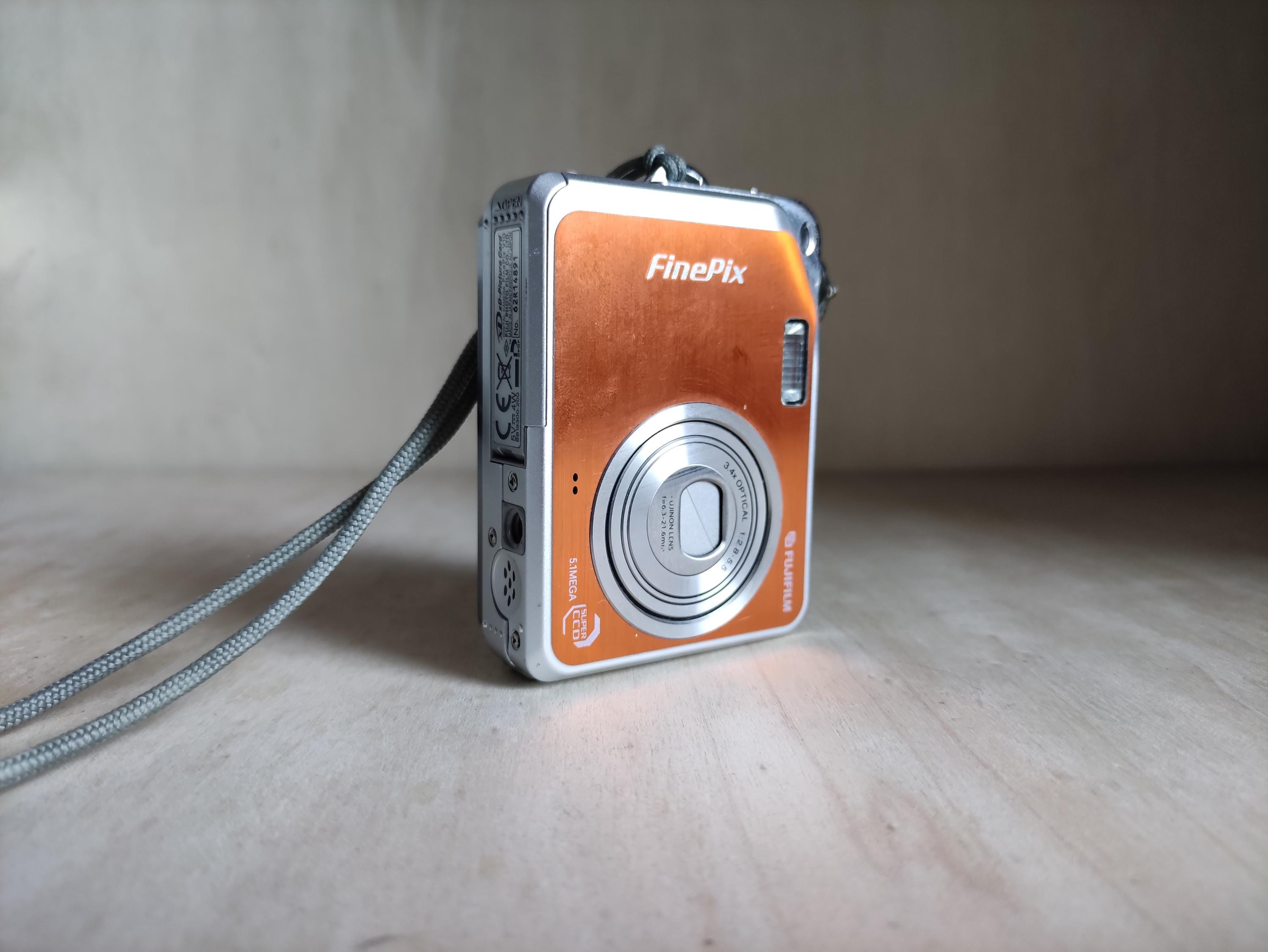 RARE Orange Fujifilm Finepix V10 -- 5.1MP -- Y2K Digicam RARE Orange Fujifilm Finepix V10 -- 5.1MP -- Y2K Digicam