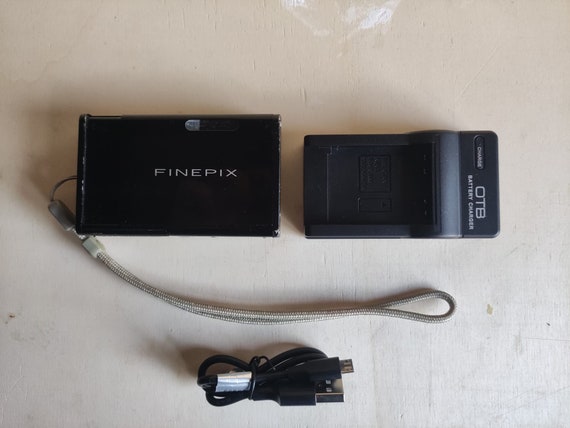 Fujifilm Finepix Z2 -- 5.2MP -- Super CCD Sensor Y2K Digital