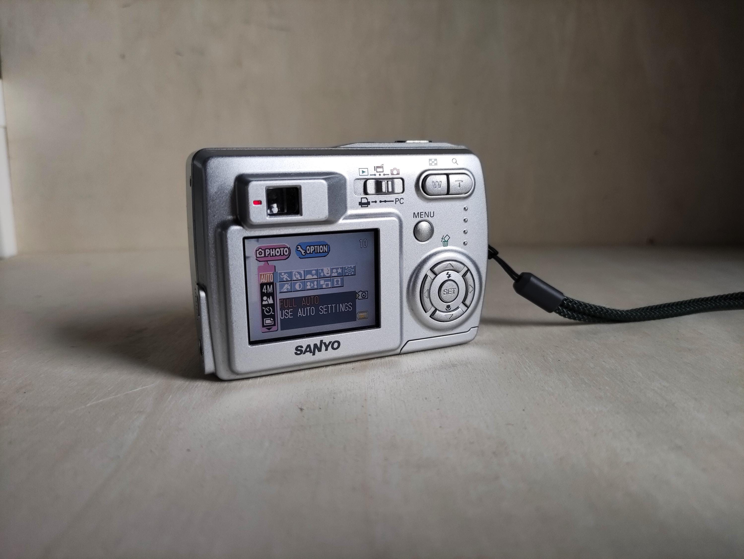 Vintage Sanyo Xacti S4 -- 4MP -- Y2K Digicam Digital Retro Vintage Sanyo Xacti S4 -- 4MP -- Y2K Digicam Digital Retro