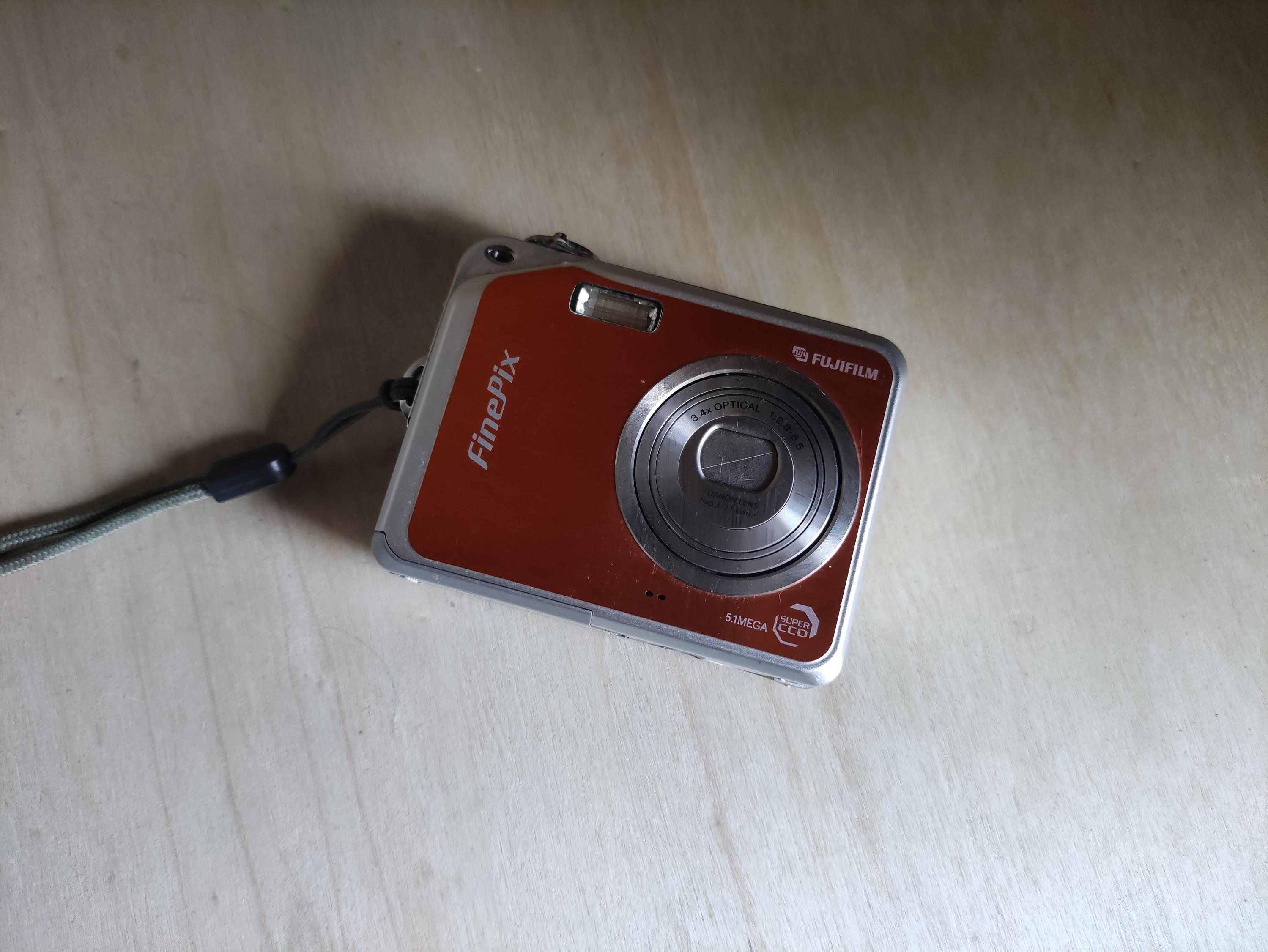 コンデジ 富士フイルム FUJIFILM ファインピクス V10 オレンジ il_1080xN.6241956633_fni8.jpg