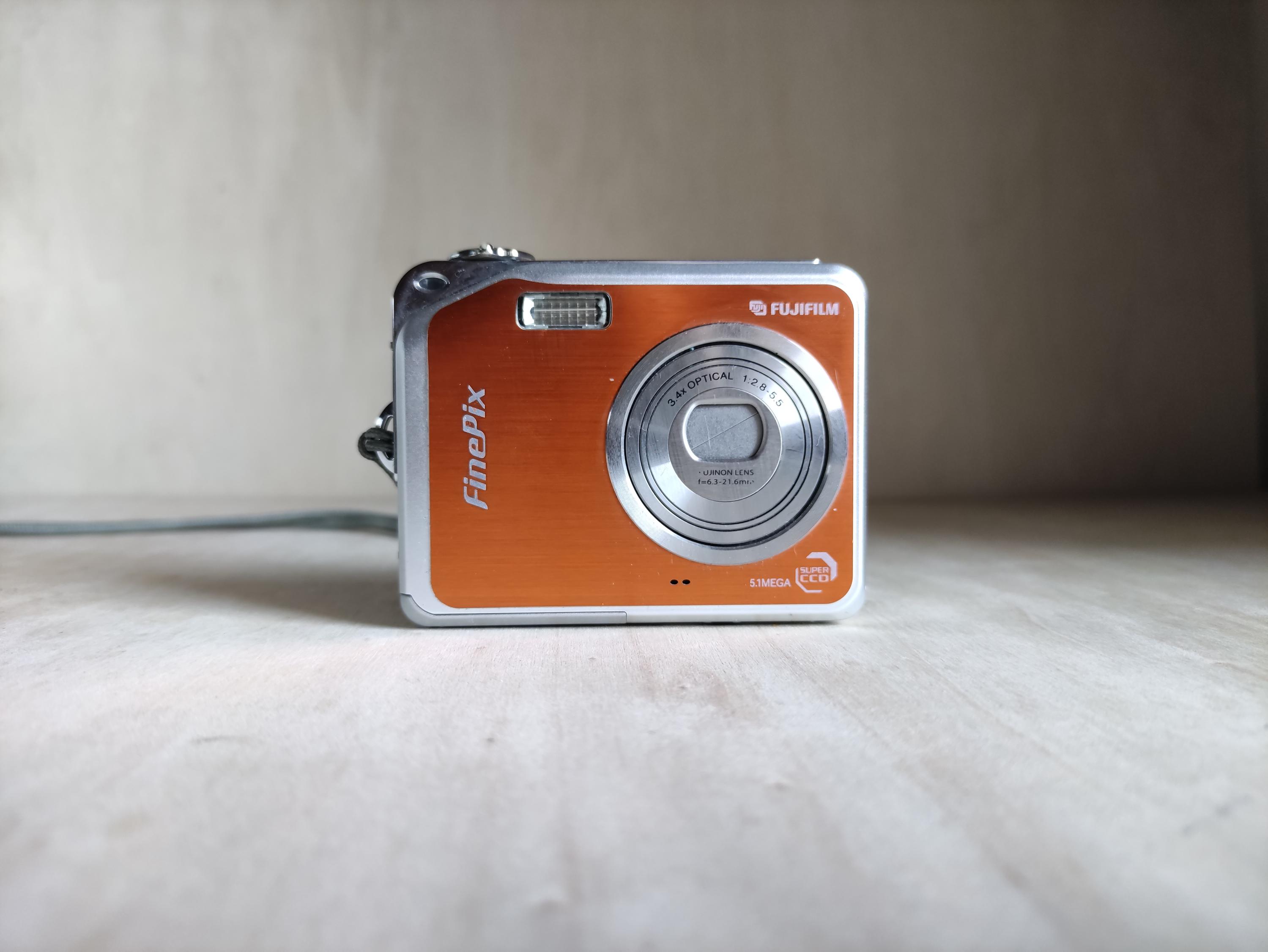 RARE Orange Fujifilm Finepix V10 -- 5.1MP -- Y2K Digicam RARE Orange Fujifilm Finepix V10 -- 5.1MP -- Y2K Digicam