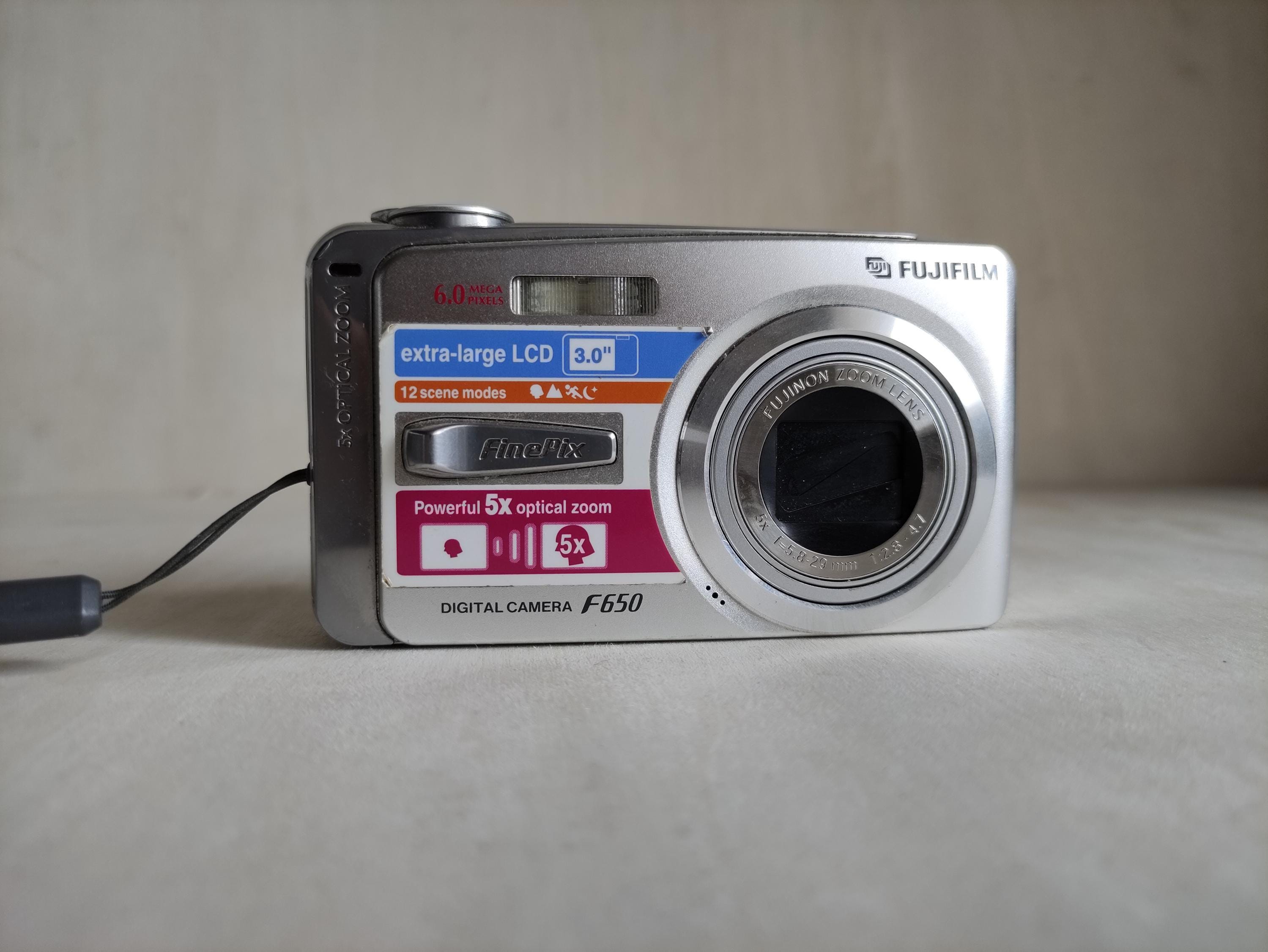 Y2K Rare Fujifilm F650 -- 6MP -- Digicam Digital Retro CCD