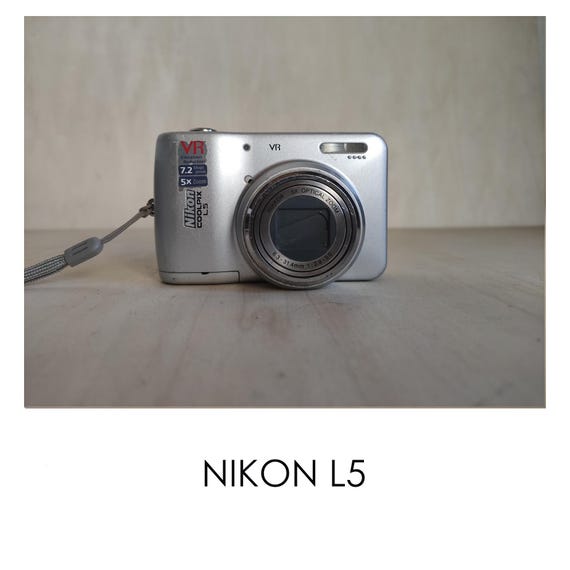 Nikon Coolpix L5 7.2MP デジタルカメラ 5倍光学振動低減ズーム Nikon Coolpix Digital Camera L5 VR 7.2 MP Point Shoot Turns On  BrokenBatteryDoor