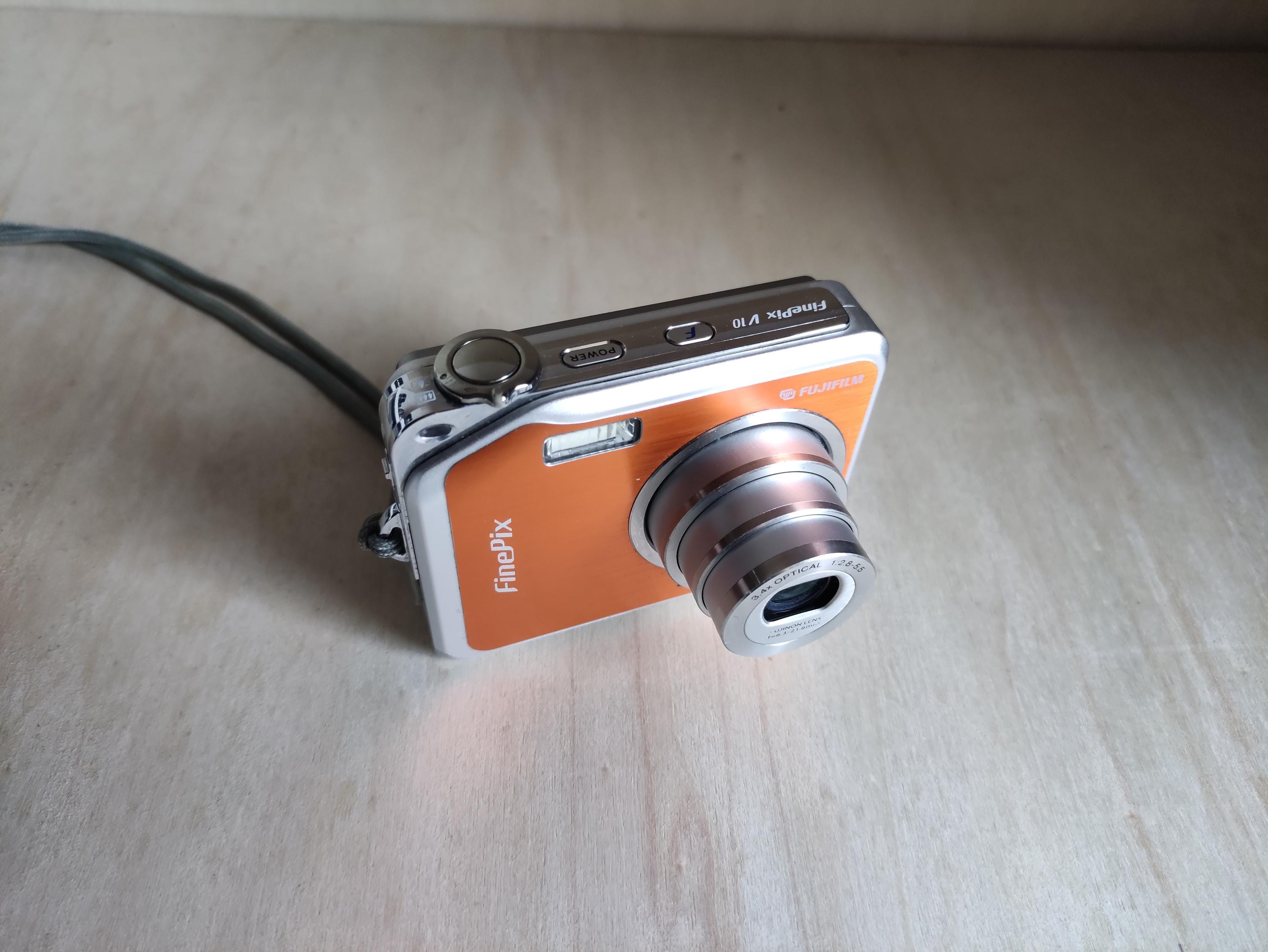RARE Orange Fujifilm Finepix V10 -- 5.1MP -- Y2K Digicam RARE Orange Fujifilm Finepix V10 -- 5.1MP -- Y2K Digicam