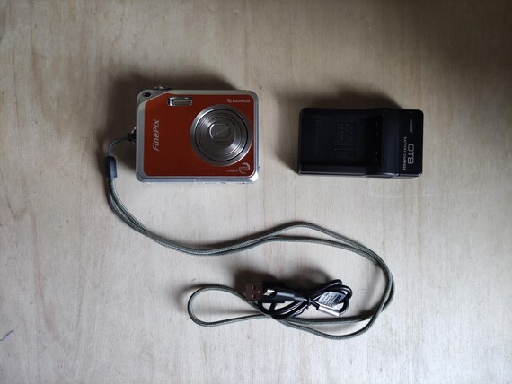 RARE Orange Fujifilm Finepix V10 -- 5.1MP -- Y2K Digicam