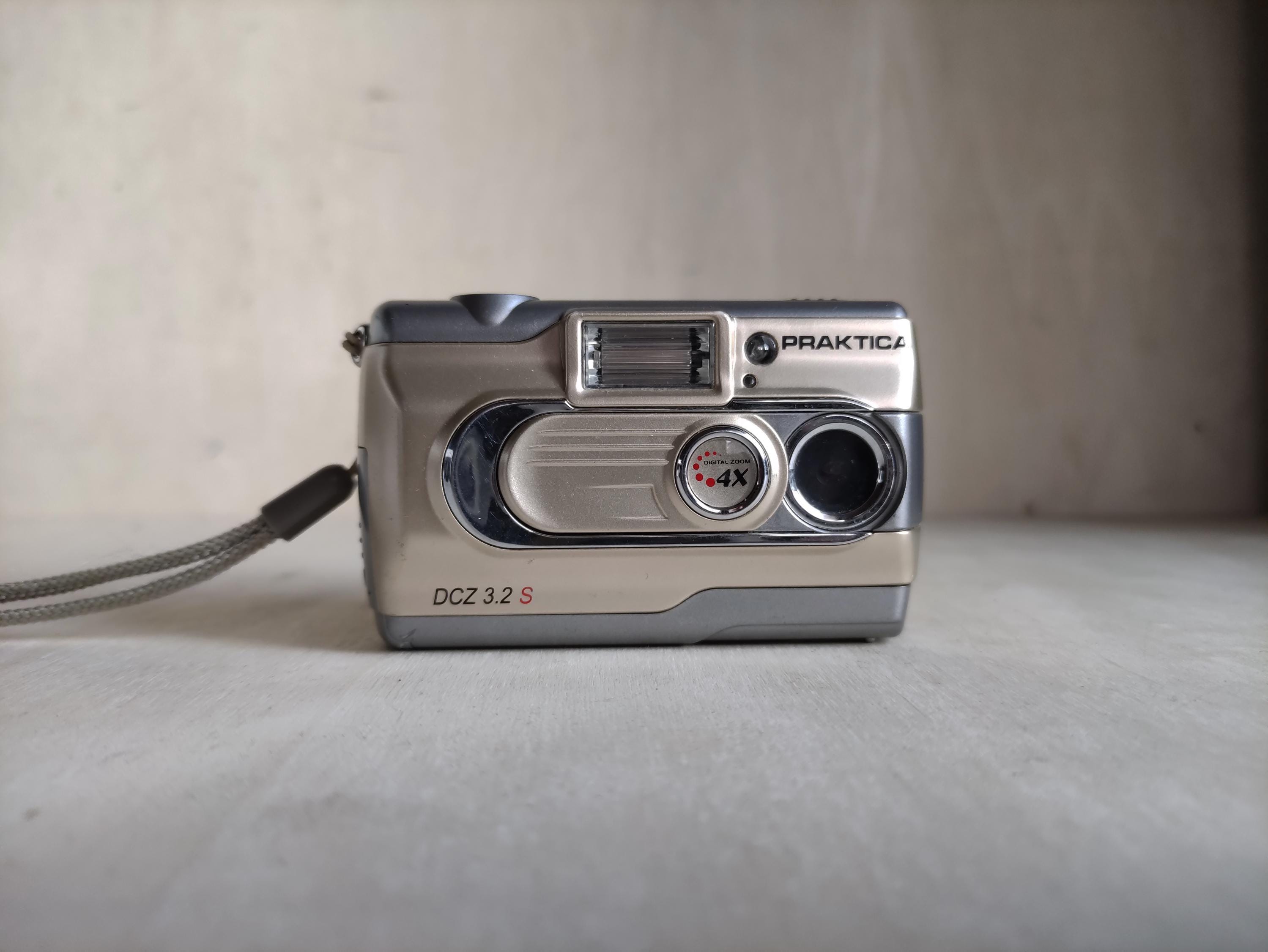 Vintage Praktica DCZ 3.2S Camera -- 3.2MP -- Y2K Digicam Digital