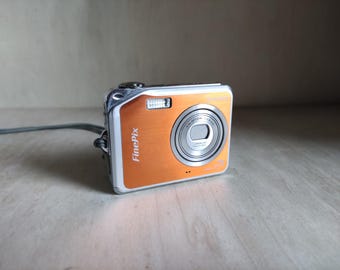 【中古】FUJIFILM デジタルカメラ FinePix V10 オレンジ 富士フイルム - 【中古】(フジフイルム) FUJIFILM FinePix V10