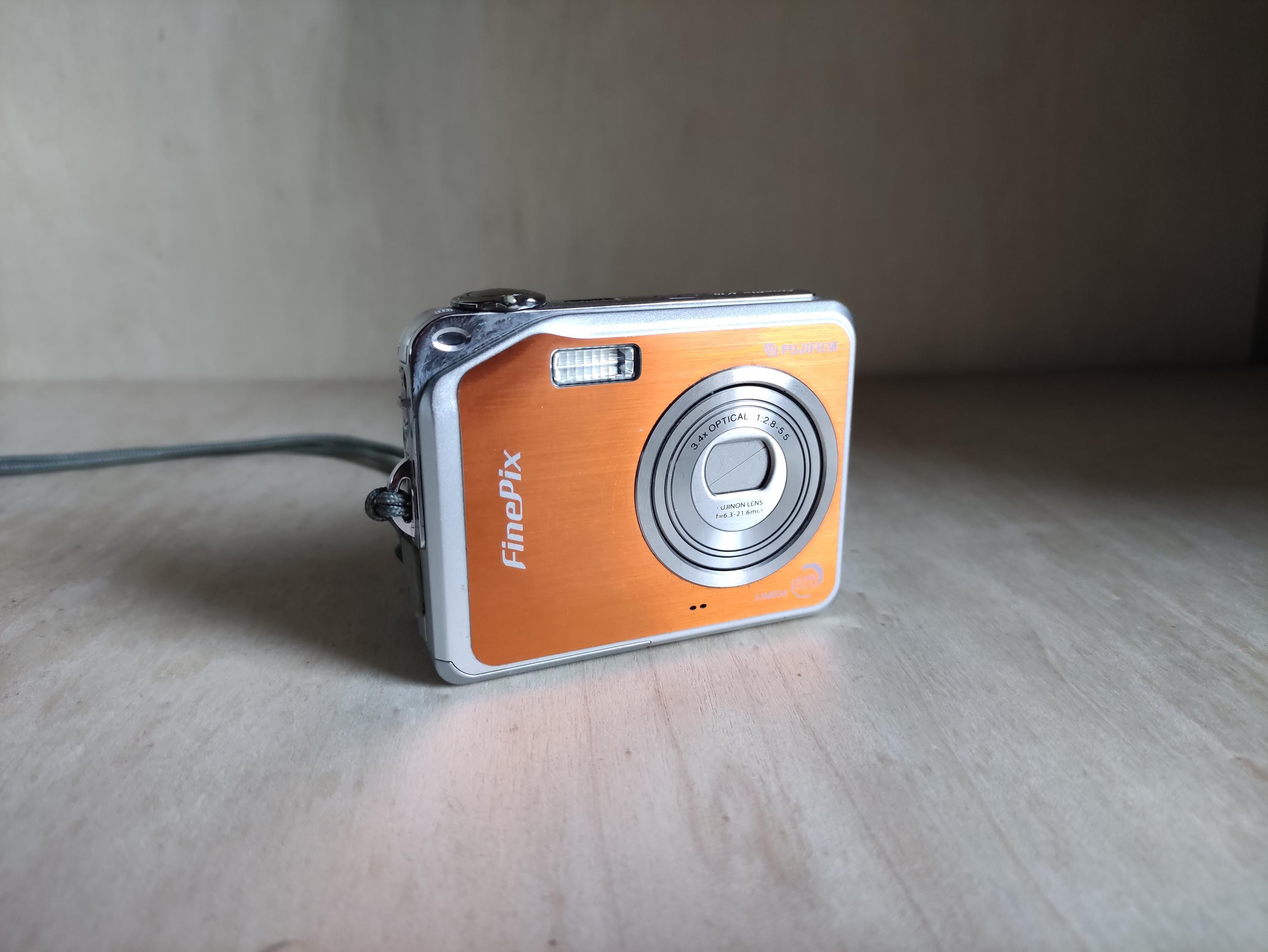 RARE Orange Fujifilm Finepix V10 -- 5.1MP -- Y2K Digicam