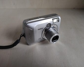 Vintage Sanyo Xacti S4 -- 4MP -- Y2K Digicam Digital Retro CCD Vintage Sanyo Xacti S4 -- 4MP -- Y2K Digicam Digital Retro CCD