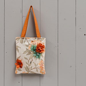 Sac fourre-tout fait à la main en Italie avec des fleurs orange et vertes cousues à la main, Calla