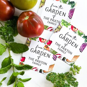 Op de afbeelding: Drie witte cadeau-etiketten met een aquarelontwerp van groenten en de tekst "from the GARDEN of THE PAXTON FAMILY".