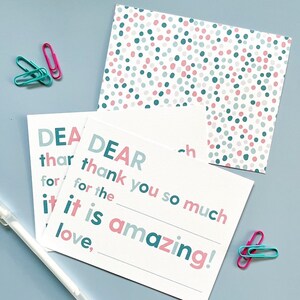 Conjunto de 12 tarjetas de agradecimiento para niños que rellenan los espacios en blanco: puntos azules y rosados