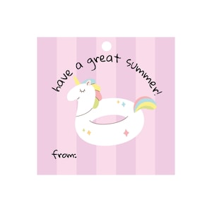 Op de afbeelding: Een roze cadeaulabel met verticale strepen toont een witte eenhoorn drijver met een regenboog manen en staart. De tekst "have a great summer!" staat boven de eenhoorn en "from:" staat eronder.