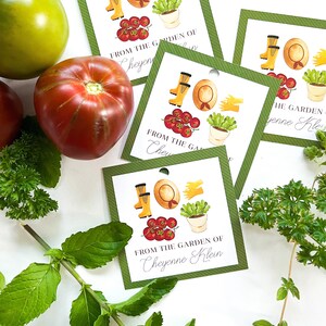 Op de afbeelding: Groene cadeau-etiketten met een witte achtergrond en een aquarel-illustratie van tuingereedschap, tomaten en een potplant. De tekst op de etiketten luidt "From the Garden of Cheyenne Klein".