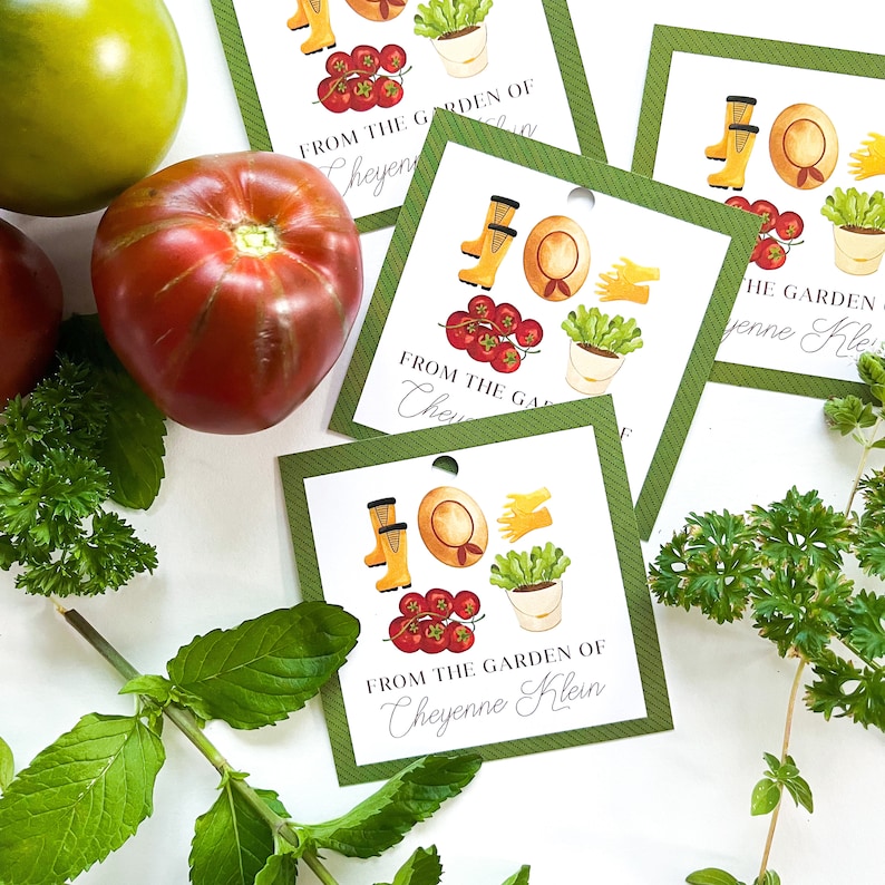 Op de afbeelding: Groene cadeau-etiketten met een witte achtergrond en een aquarel-illustratie van tuingereedschap, tomaten en een potplant. De tekst op de etiketten luidt "From the Garden of Cheyenne Klein".