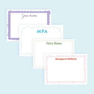 Puede incluir: Cuatro tarjetas de papelería personalizadas con fondos blancos y bordes decorativos. La tarjeta superior tiene un borde festoneado lavanda y el nombre "Jane Austen" en cursiva. Otras tarjetas tienen bordes azules, verdes y rosas.