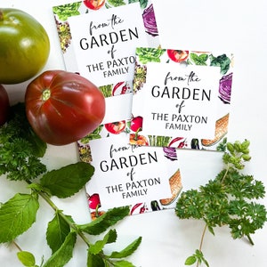 Op de afbeelding: Drie witte cadeau-etiketten met aquarel-illustraties van groenten en de tekst "from the GARDEN of THE PAXTON FAMILY".