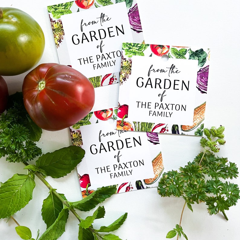 Op de afbeelding: Drie witte cadeau-etiketten met aquarel-illustraties van groenten en de tekst "from the GARDEN of THE PAXTON FAMILY".