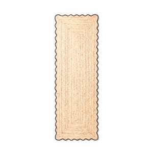 Peut inclure: Un tapis de couloir rectangulaire en fibres tissées de couleur beige naturel. Le tapis présente un bord festonné distinctif fini par une bordure marron foncé. L'intérieur du tapis affiche une série de motifs rectangulaires concentriques.