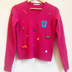 Suéter de cuello en V de lana rosa fuerte para mujer. Reciclado con adornos divertidos. Talla pequeña. Regalo perfecto para adolescentes.