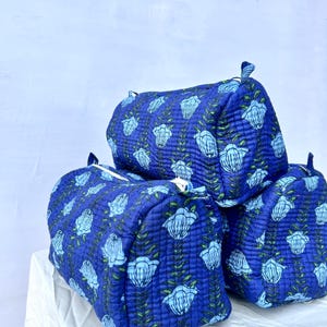 Handgemachte gesteppte Baumwolle Kulturtasche - Blaue Blumen-Block-Print Reisekosmetiktasche mit Reißverschluss Leicht