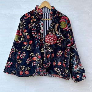 Giacca floreale in velluto blu / Giacca boho fatta a mano / Cappotto corto in stile vintage / Giacca da donna di tendenza / Abbigliamento da festival / Regalo per lei