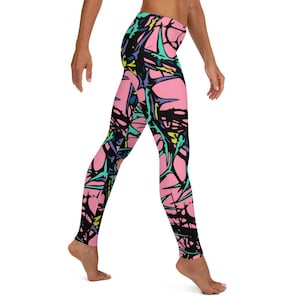 Puede incluir: Leggins rosas con un patr&oacute;n abstracto en negro, azul, verde y amarillo.