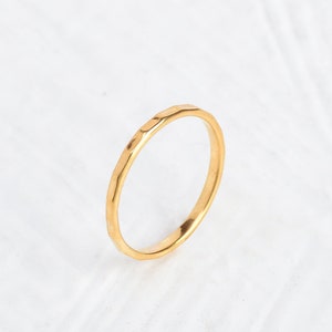 Gehamerde gouden ring, 14k gouden Vermeil band, stapel gouden ring, jubileumcadeau, stapelbare bandring, handgemaakte ring, sierlijke beloftering