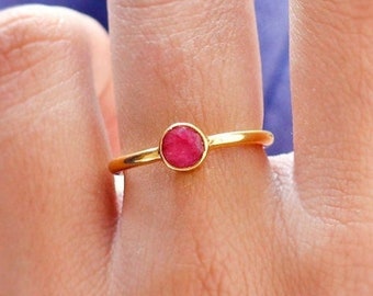 Bague en or rubis en vermeil d'or 14 carats, bague en pierre ronde, bague de pierre de naissance de juillet, cristaux de guérison, bague de déclaration, bague de promesse, bague pour femme