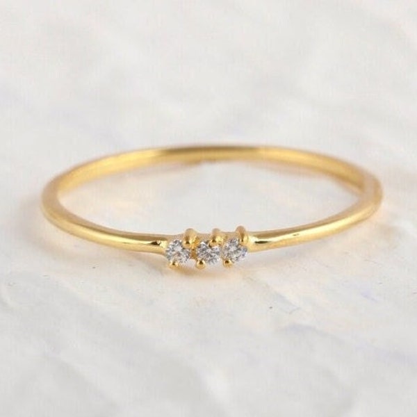 Anillo de tres piedras, anillo CZ en vermeil de oro, anillo de múltiples piedras, anillo delgado, anillo de triple piedra, anillo de apilamiento de oro, anillo de promesa, regalo para esposa