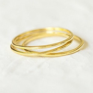 Super dünner Ring, 14k Gold Vermeil Ring, ultradünner Ring, zierlicher Goldring, dünner Goldring, Stapelringe, dünner Goldring, Versprechensring