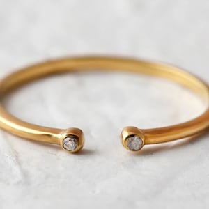 Offener Manschettenring, 14k Gold Vermeil Lünette Set CZ Steine, offener Manschettenring, Minimaler Goldring, verstellbarer Bandring, zierliches stapelbares Band für sie
