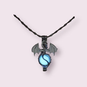Dragon necklace in blue